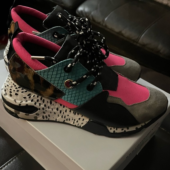 Like new Steve Madden sneakers - Picture 2 of 6